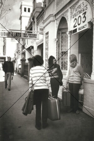 Kings Cross NSW – Moving In at Ayre's Apartments 1970's Photo Print 6"x4"
