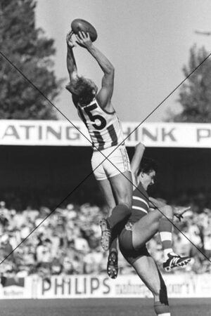 VFL – North Melbourne Footballer Malcolm Blight Takes Classic Mark Print 6"x4"