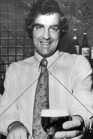 Percy Jones – Carlton Legend Behind the Bar Photo Print 6"x4"