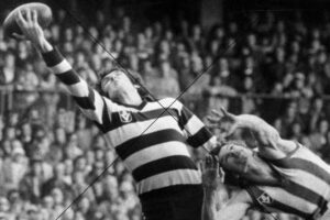 Larry Donohue Marks at Full Stretch – Geelong 1970's Era Photo Print 6"x4"