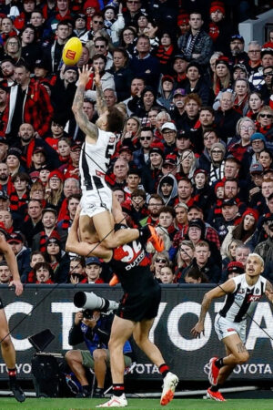 Jamie Elliott soars in classic hanger