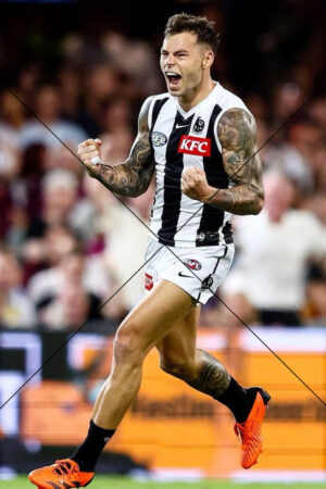 Elliott holds the grab in iconic AFL speccy