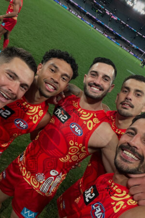 Gold Coast Suns Players Celebrate Win 6" x 4" Photo Print