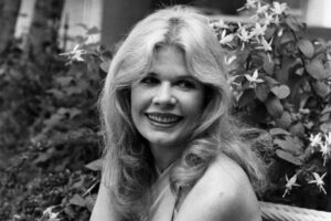 Loretta Swit Sitting Outdoors on Garden Bench Close Up 6" x 4" Photo Print