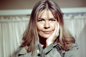 Loretta Swit as Maj. Houlihan, Chin in Hand – 6" x 4" Photo Print