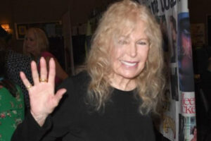 Loretta Swit Waving at Convention – 6" x 4" Photo Print