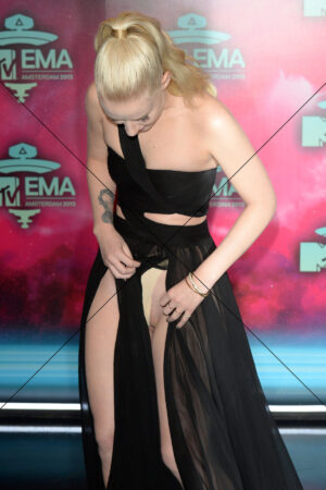 Iggy Azalea Adjusting Dress on Red Carpet Photo Print 6" x 4"