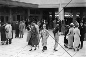 Racegoers at Entry Area Melbourne Cup 1936 Photo Print 6" x 4"