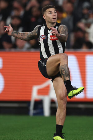 Jamie Elliott Kicks Powerfully on Field 6" x 4" Photo Print