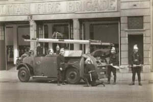 Five Firemen Metropolitan Fire Brigade Engine And Crew Castl 6" x 4" Photo Print