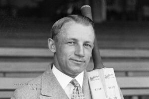 Sir Donald Bradman ?The Don? Klazzik Sporting Icon Postcard