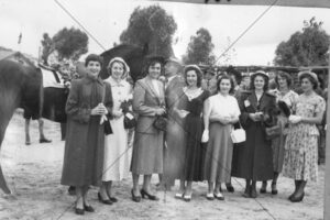 Women with Queen of the Murray Mildura Cup 1952 6" x 4" Photo Print