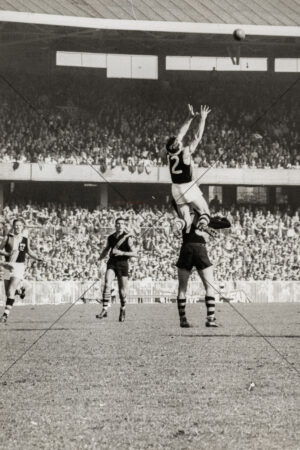 Ross Oakley Spectacular Mark At Packed Stadium 6" x 4" Photo Print