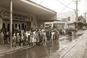 Enmore Road cinema queue in the rain 6" x 4" Photo Print