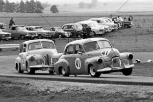 Gene Cook FX Holden Leads Darryl Wilcox Symmons Plains 1968 6" x 4" Photo Print